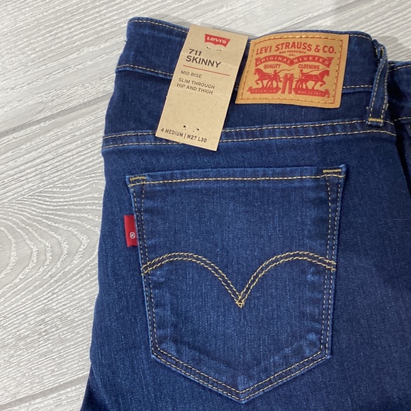 Levi’s 711 Skinny Mid Rise Slim Jeans Size 4 Medium - Picture 2 of 7